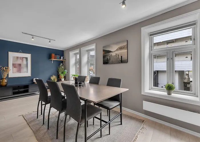 Northstay - The Urban Cityscape, & Modern, Sleeps 5 *