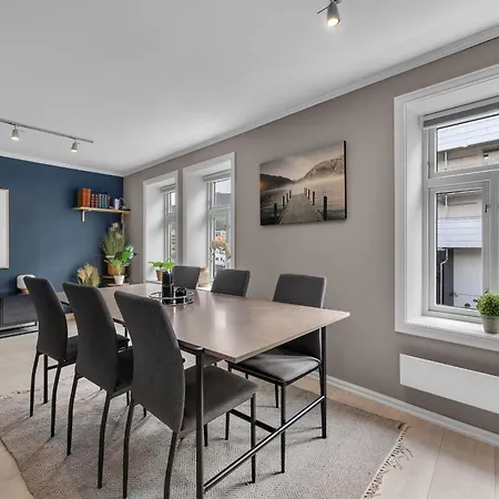 Northstay - The Urban Cityscape, & Modern, Sleeps 5 *